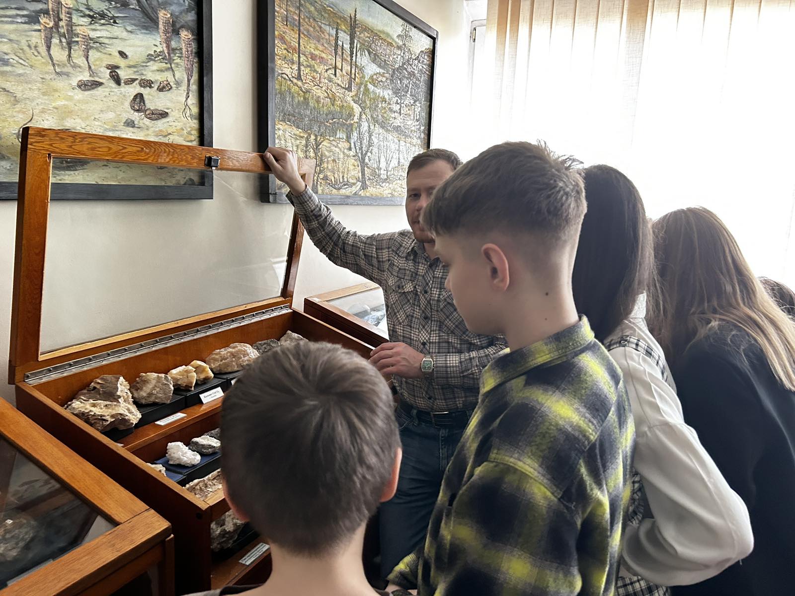 Учні уважно слухають і розглядають